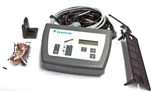 Daikin Steuerungseinheit mit Display, Bedienelementen, Kabeln und Zubehörteilen in verschiedenen Formen, geeignet für die Installation von Drain-Back-Systemen.